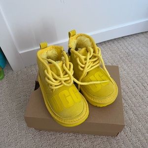 Toddler size 6 yellow Ugg boot with laces and zipper worn once